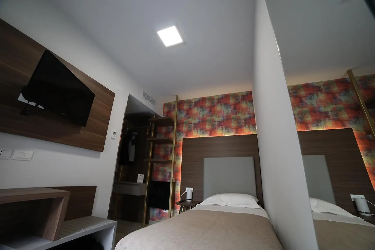 8Room Hotel Catane 4*,