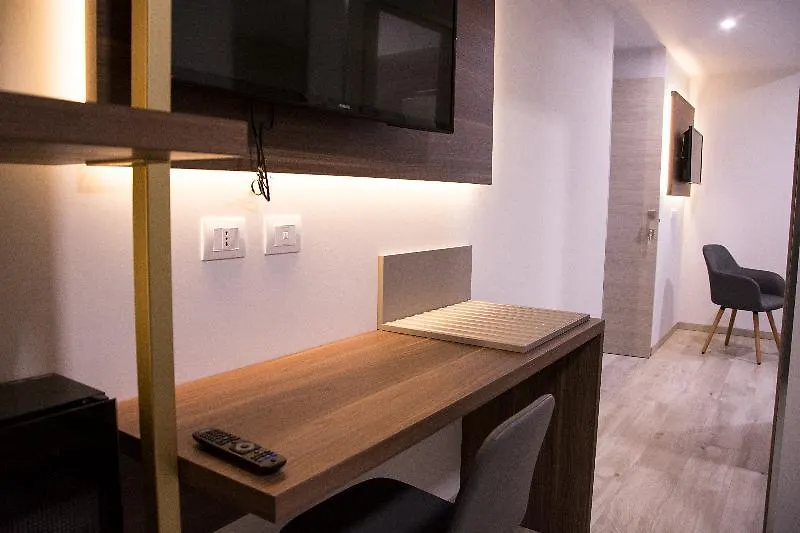 8Room Hotel Catane 4*,